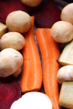 Patlıcan, havuç, soğan, mantar, patates, pancar ev mutfakta yemek önce