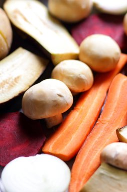 Patlıcan, havuç, soğan, mantar, patates, pancar ev mutfakta yemek önce