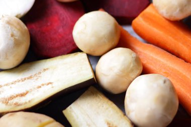 Patlıcan, havuç, soğan, mantar, patates, pancar ev mutfakta yemek önce