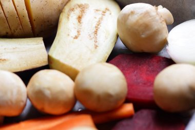 Patlıcan, havuç, soğan, mantar, patates, pancar ev mutfakta yemek önce