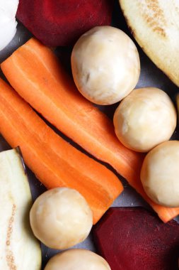 Patlıcan, havuç, soğan, mantar, patates, pancar ev mutfakta yemek önce