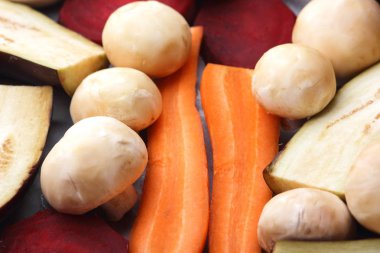 Patlıcan, havuç, soğan, mantar, patates, pancar ev mutfakta yemek önce