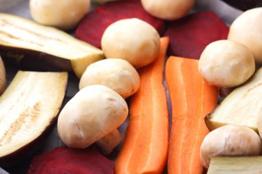 Patlıcan, havuç, soğan, mantar, patates, pancar ev mutfakta yemek önce