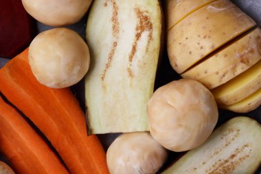 Patlıcan, havuç, soğan, mantar, patates, pancar ev mutfakta yemek önce