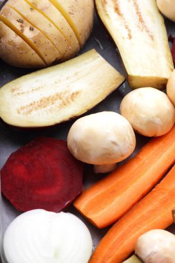 Patlıcan, havuç, soğan, mantar, patates, pancar ev mutfakta yemek önce