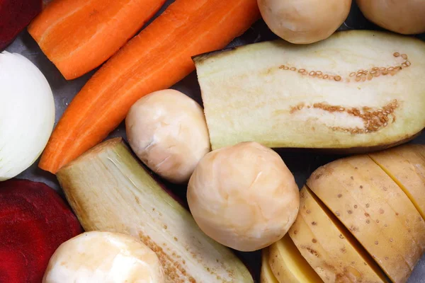 Patlıcan, havuç, soğan, mantar, patates, pancar ev mutfakta yemek önce