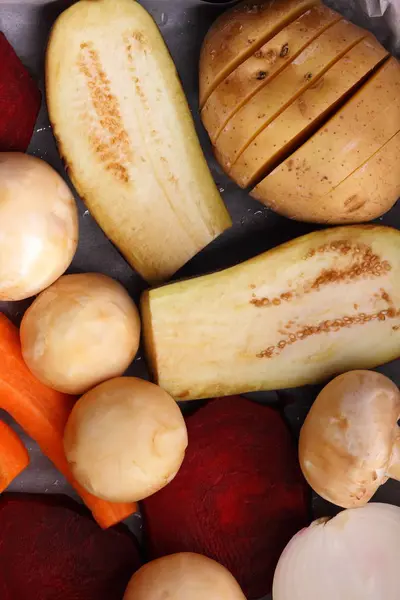 Patlıcan, havuç, soğan, mantar, patates, pancar ev mutfakta yemek önce