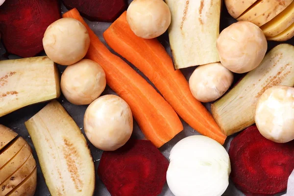 Patlıcan, havuç, soğan, mantar, patates, pancar ev mutfakta yemek önce