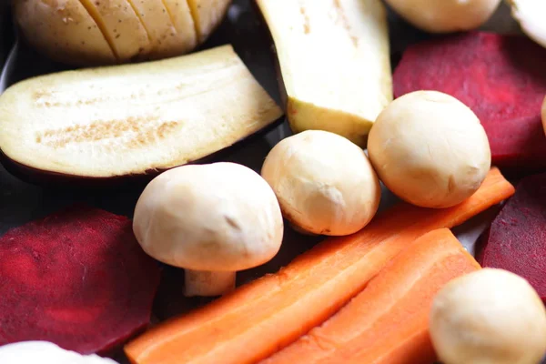 Patlıcan, havuç, soğan, mantar, patates, pancar ev mutfakta yemek önce