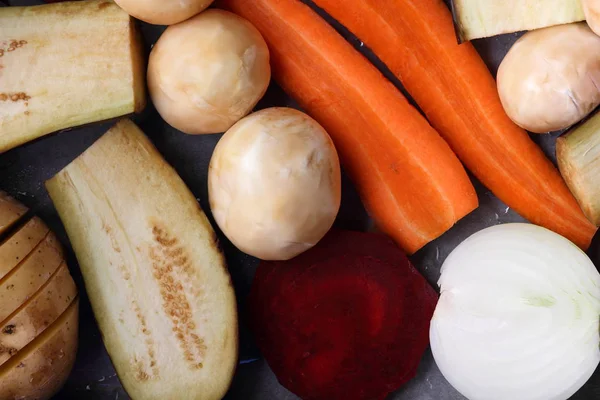 Patlıcan, havuç, soğan, mantar, patates, pancar ev mutfakta yemek önce