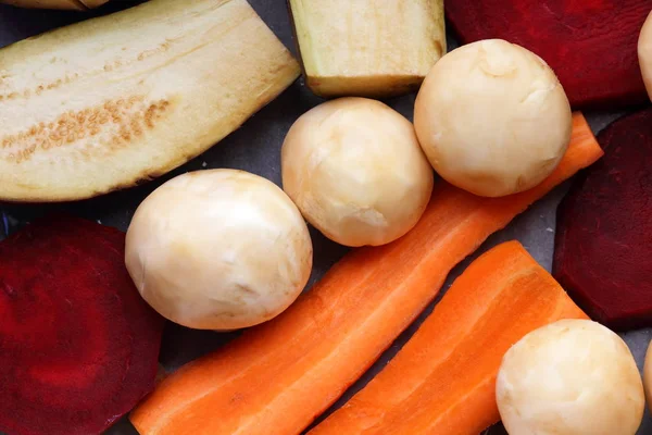 Patlıcan, havuç, soğan, mantar, patates, pancar ev mutfakta yemek önce