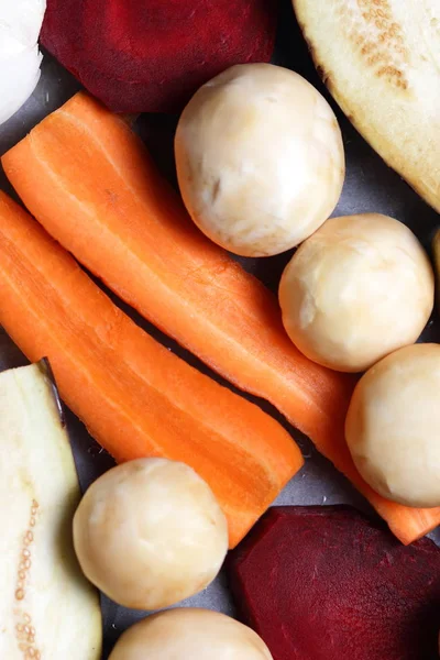 Patlıcan, havuç, soğan, mantar, patates, pancar ev mutfakta yemek önce