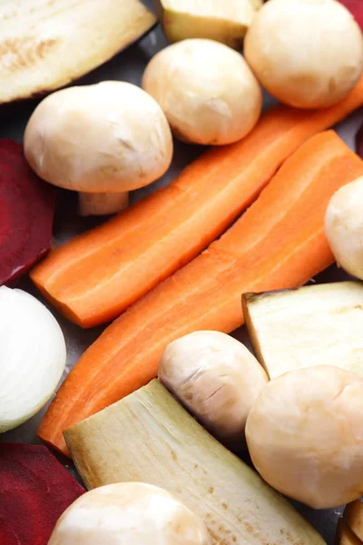 Patlıcan, havuç, soğan, mantar, patates, pancar ev mutfakta yemek önce