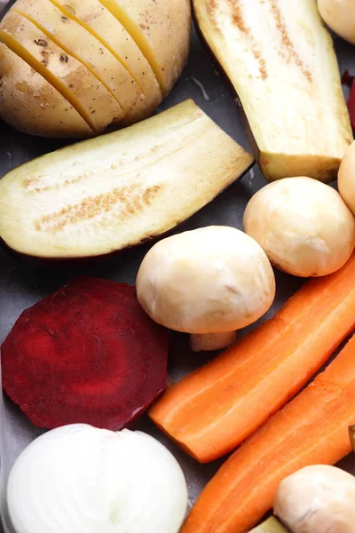 Patlıcan, havuç, soğan, mantar, patates, pancar ev mutfakta yemek önce