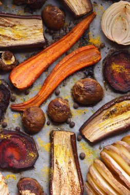 Çeşitli sebze fırında evde mutfak pişmiş.