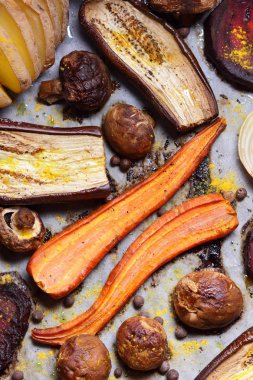 Çeşitli sebze fırında evde mutfak pişmiş.