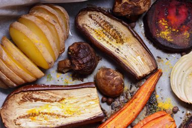 Çeşitli sebze fırında evde mutfak pişmiş.