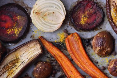 Çeşitli sebze fırında evde mutfak pişmiş.