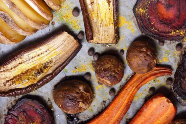 Çeşitli sebze fırında evde mutfak pişmiş.