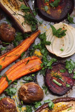 Çeşitli sebze fırında evde mutfak pişmiş.