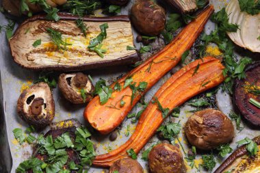 Çeşitli sebze fırında evde mutfak pişmiş.