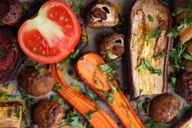 Çeşitli sebze fırında evde mutfak pişmiş.