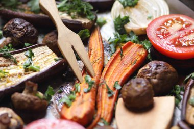 Çeşitli sebze fırında evde mutfak pişmiş.