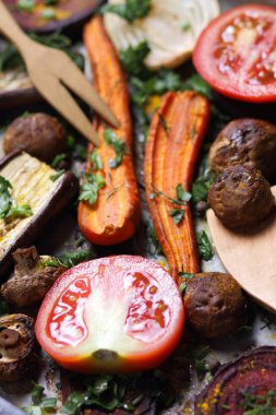 Çeşitli sebze fırında evde mutfak pişmiş.