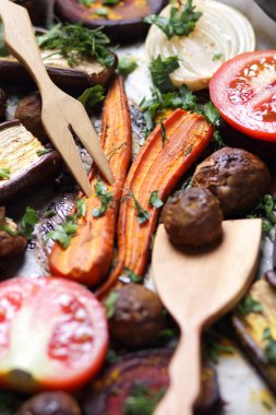 Çeşitli sebze fırında evde mutfak pişmiş.