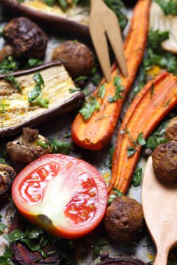 Çeşitli sebze fırında evde mutfak pişmiş.
