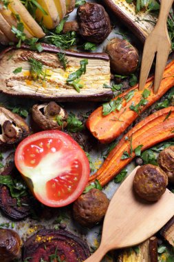 Çeşitli sebze fırında evde mutfak pişmiş.