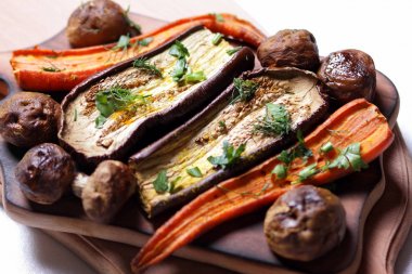 Çeşitli sebze fırında evde mutfak pişmiş.