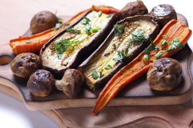 Çeşitli sebze fırında evde mutfak pişmiş.