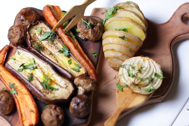 Çeşitli sebze fırında evde mutfak pişmiş.