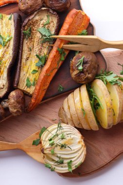 Çeşitli sebze fırında evde mutfak pişmiş.