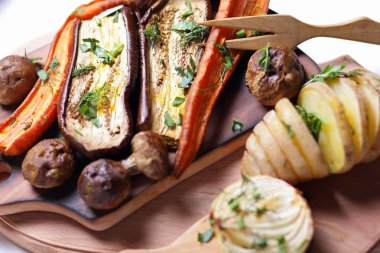 Çeşitli sebze fırında evde mutfak pişmiş.