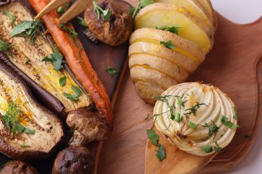 Çeşitli sebze fırında evde mutfak pişmiş.