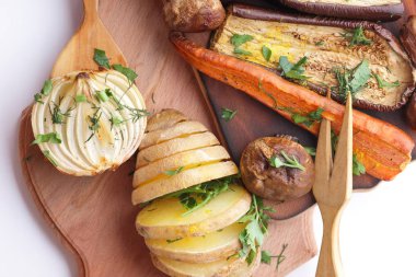 Çeşitli sebze fırında evde mutfak pişmiş.