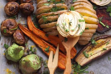 Çeşitli sebze fırında evde mutfak pişmiş.