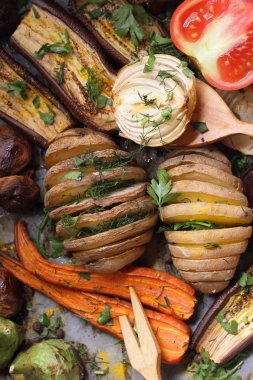 Çeşitli sebze fırında evde mutfak pişmiş.