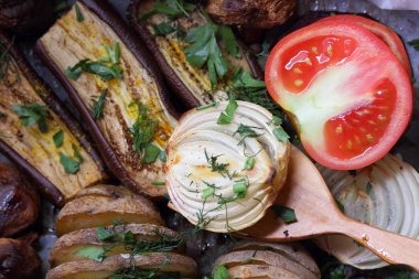 Çeşitli sebze fırında evde mutfak pişmiş.