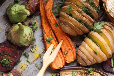 Çeşitli sebze fırında evde mutfak pişmiş.