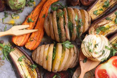 Çeşitli sebze fırında evde mutfak pişmiş.