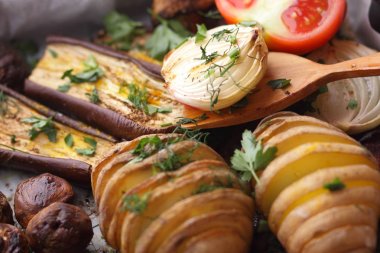 Çeşitli sebze fırında evde mutfak pişmiş.