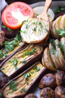 Çeşitli sebze fırında evde mutfak pişmiş.