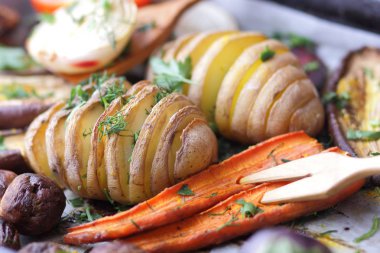 Çeşitli sebze fırında evde mutfak pişmiş.