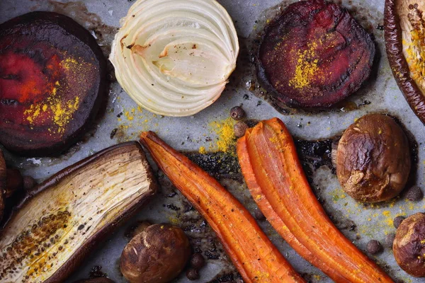 Çeşitli sebze fırında evde mutfak pişmiş.