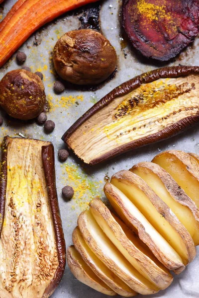 Çeşitli sebze fırında evde mutfak pişmiş.