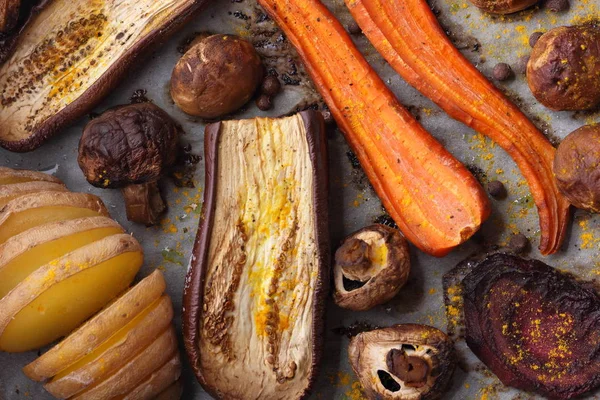 Çeşitli sebze fırında evde mutfak pişmiş.