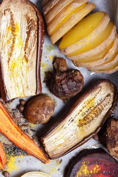 Çeşitli sebze fırında evde mutfak pişmiş.